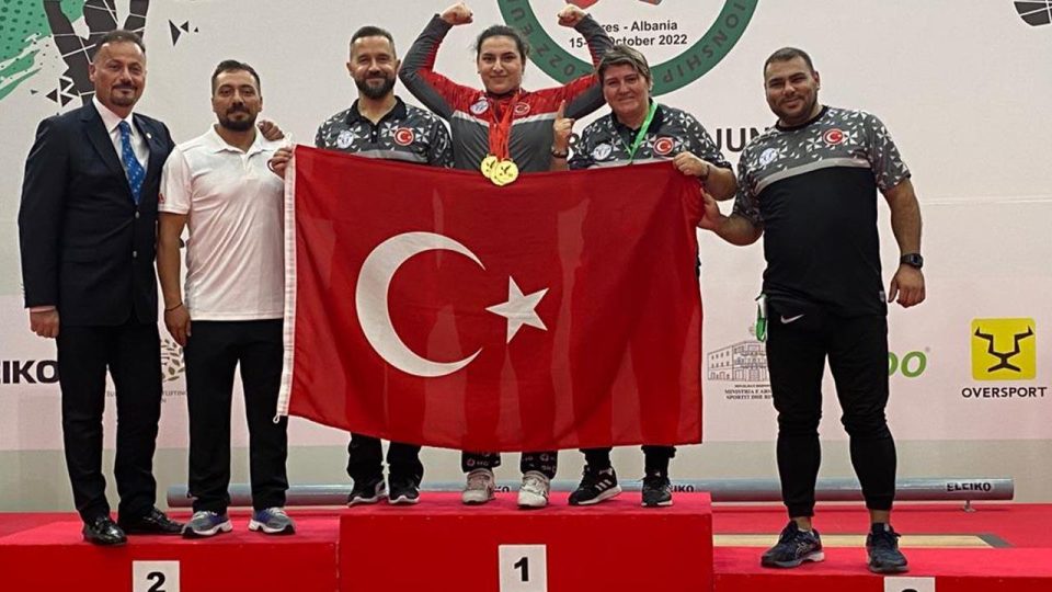 Milli halterci Sara Yenigün’den 3 altın madalya